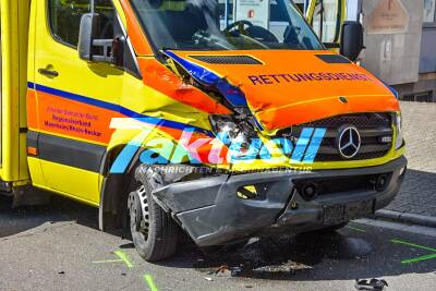 Schwerer Crash mit Rettungswagen: Mindestens 3 Schwerverletzte - PKW kollidiert mit Rettungswagen im Einsatz in Heidelberg