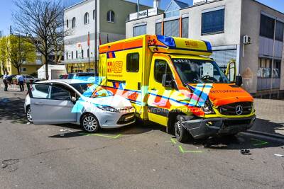 Schwerer Crash mit Rettungswagen: Mindestens 3 Schwerverletzte - PKW kollidiert mit Rettungswagen im Einsatz in Heidelberg