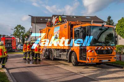 Brennendes Müllauto in Karlsruhe: Berufsfeuerwehr löscht brennenden Abfall in Müllwagen - Erheblicher Sachschaden