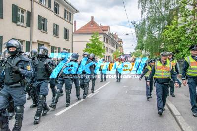 1. Mai Demonstration in Stuttgart - Polizist mit Farbe beschmiert - Feuerwekskörper sorgen für Explosionen