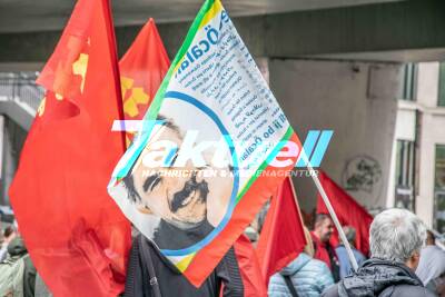 1. Mai Demonstration in Stuttgart - Polizist mit Farbe beschmiert - Feuerwekskörper sorgen für Explosionen