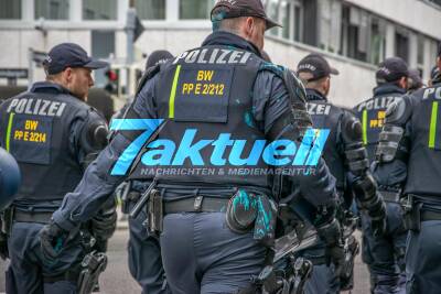 1. Mai Demonstration in Stuttgart - Polizist mit Farbe beschmiert - Feuerwekskörper sorgen für Explosionen