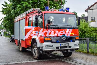 Heftige Unwetter verwandeln Straßen zu reißenden Flüssen: Über 130 Feuerwehrkräfte kämpfen gegen Hochwasser im Landkreis Karlsruhe