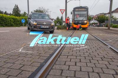 Pkw fährt über rote Ampel: Kollision zwischen Straßenbahn und Auto in Stutensee-Büchig