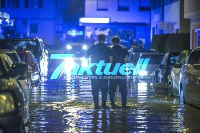 Heftiges Unwetter über Stuttgart lässt Straßen überfluten - Baum auf Oberleitung von Stadtbahn - Mönchfeldstraße komplett überflutet