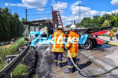 Tödlicher Horrorcrash auf der A5: Zwei Sattelzüge brennen komplett aus - 1 Toter verbrannt - Verheerendes Trümmerfeld