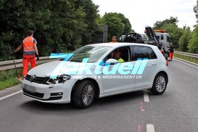 Beinah-Katastrophe: Führerloser Reisebus streift mehrere PKWs - Mitfahrer haben Unfall verhindert - Busfahrer medizinischer Notfall