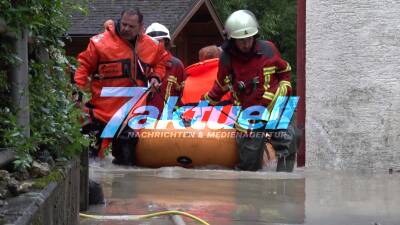 Personen werden mit Schlauchboot von Feuerwehr evakuiert - Mühlenbesitzer im O-Ton über den anstrengenden Tag - Feuerwehren und THW im Dauereinsatz im Filstal, Landkreis Göppingen