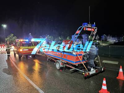 Dammbruch! Wassermassen rauschen durch kleinen Ort, zerdrücken Autos - Lärmschutzwand zur B10 gesprengt, auch diese unter Wasser (Bus steht drin)!