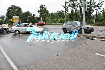 50 jährige fährt über rot? - Unfall mit 3 Fahrzeugen B14 Abfahrt Benzstraße - Straße gesperrt - Beifahrerin im Unfallwagen verletzt