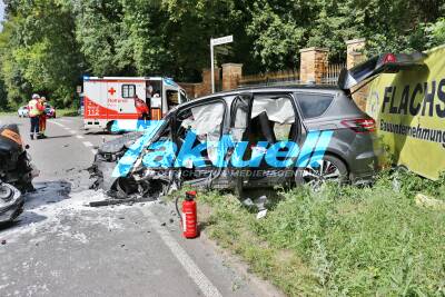 Heftiger Frontalcrash - Klein-Bus kracht in Gegenverkehr - 67 jähriger verursacht schweren Unfall -Mehrere schwerst Verletzte, Personen von Feuerwehr aus Fahrzeug gerettet 