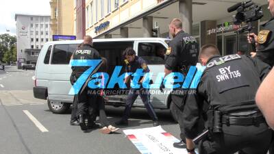 Klimaaktivisten der Letzten Generation legen in Augsburger Innenstadt den Verkehr lahm - Polizei führt viele ab