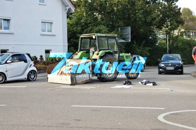 Schwerer Unfall bei Abbiegevorgang! - 16-jähriger Motorradfahrer von Traktor überrollt 