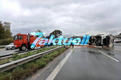 So ein Käse aber auch: Lastwagen mit 13 Tonnen Kühlregalware auf Chiemsee-Autobahn umgekippt - 3 Spuren gesperrt, Stundenlange Bergung - Feuerwehr im Einsatz