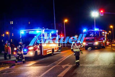 Großeinsatz für die Feuerwehr: Brand an Grundschule Theodor Fontane – Massenanfall von Verletzten ausgerufen  Brand in Grundschule beendet, fröhlichen Weihnachtsmarkt